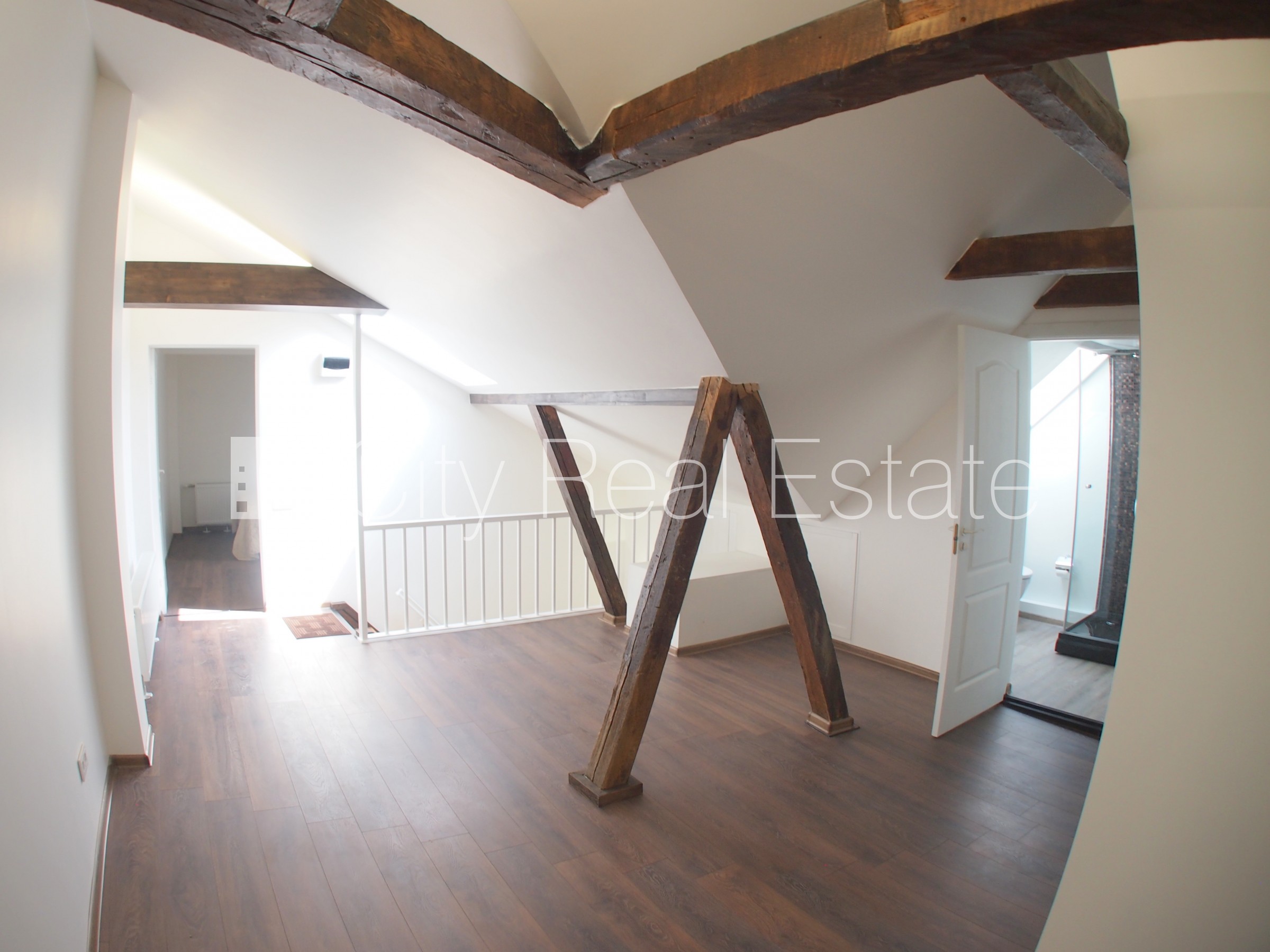 Sludinājumi. Fasādes māja, renovēta māja, ieeja no ielas, kāpņu telpa pēc kosmētiskā remonta, logi vērsti uz Cena: 500 EUR/mēn Foto #12