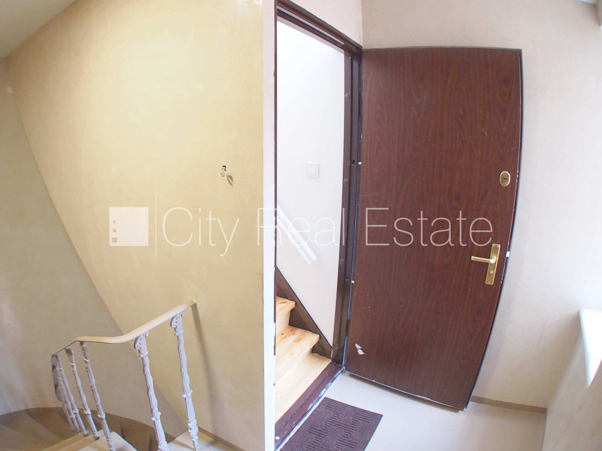 Sludinājumi. Fasādes māja, renovēta māja, ieeja no ielas, kāpņu telpa pēc kosmētiskā remonta, logi vērsti uz Cena: 500 EUR/mēn Foto #25