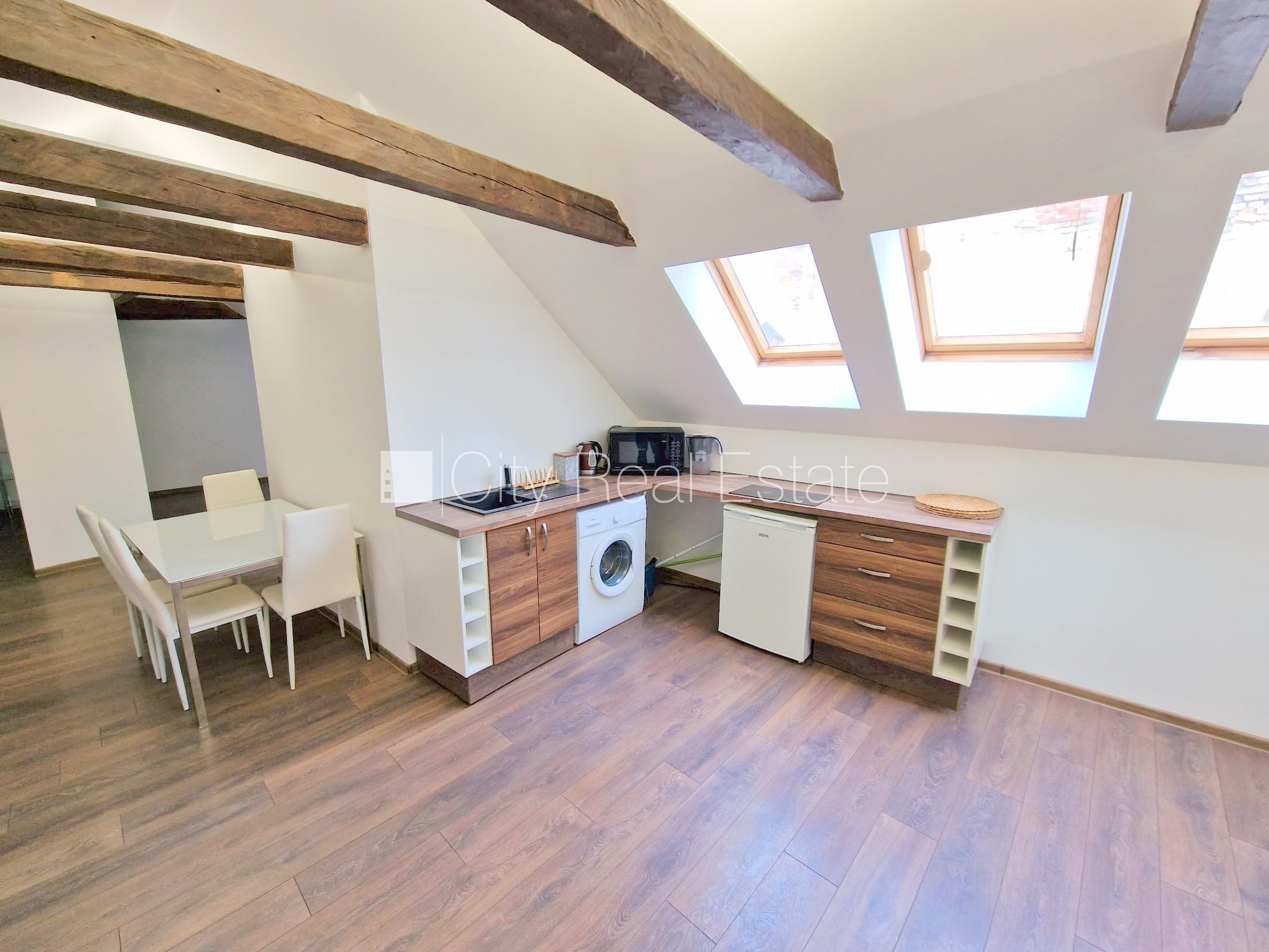 Sludinājumi. Fasādes māja, renovēta māja, ieeja no ielas, kāpņu telpa pēc kosmētiskā remonta, logi vērsti uz Cena: 500 EUR/mēn Foto #4