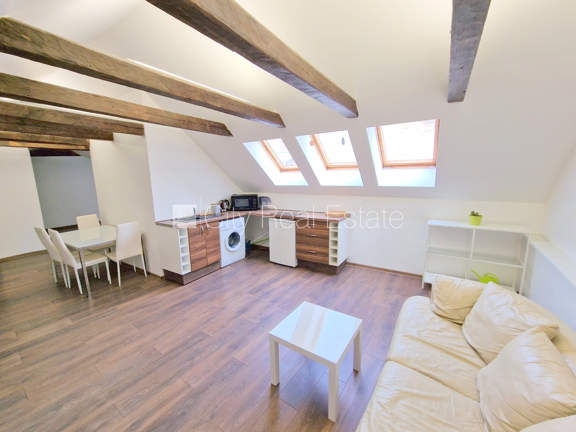 Sludinājumi. Fasādes māja, renovēta māja, ieeja no ielas, kāpņu telpa pēc kosmētiskā remonta, logi vērsti uz Cena: 500 EUR/mēn Foto #2