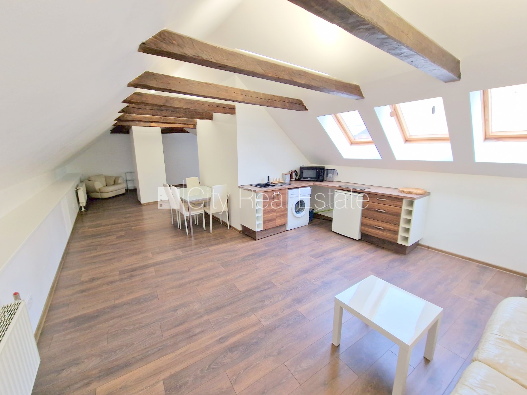 Sludinājumi. Fasādes māja, renovēta māja, ieeja no ielas, kāpņu telpa pēc kosmētiskā remonta, logi vērsti uz Cena: 500 EUR/mēn Foto #1