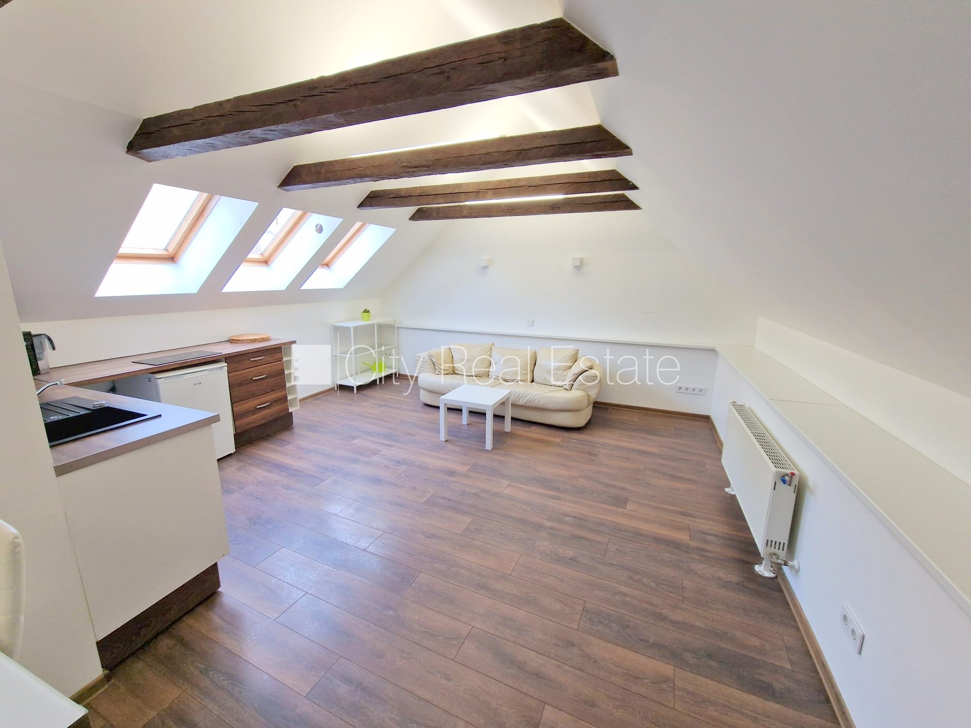 Sludinājumi. Fasādes māja, renovēta māja, ieeja no ielas, kāpņu telpa pēc kosmētiskā remonta, logi vērsti uz Cena: 500 EUR/mēn Foto #3