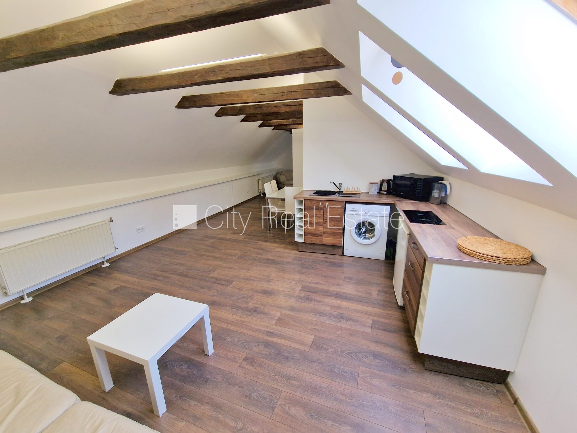 Sludinājumi. Fasādes māja, renovēta māja, ieeja no ielas, kāpņu telpa pēc kosmētiskā remonta, logi vērsti uz Cena: 500 EUR/mēn Foto #5