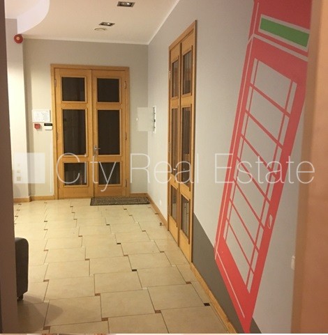 Sludinājumi. Fasādes māja, renovēta māja, ieeja no ielas, kāpņu telpa pēc kapitālā remonta, logi vērsti uz Cena: 2700 EUR/mēn Foto #4