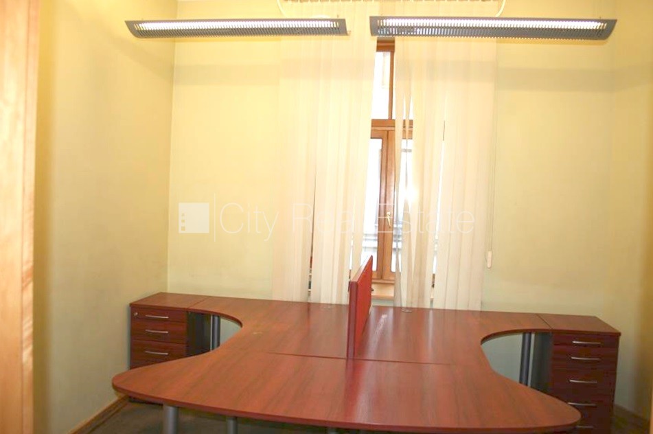 Sludinājumi. Fasādes māja, renovēta māja, ieeja no ielas, kāpņu telpa pēc kapitālā remonta, logi vērsti uz Cena: 2700 EUR/mēn Foto #5