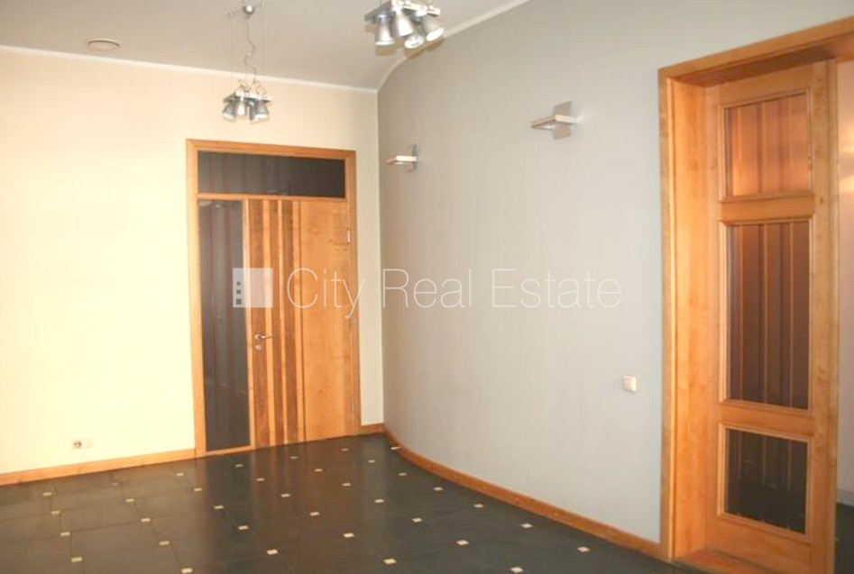 Sludinājumi. Fasādes māja, renovēta māja, ieeja no ielas, kāpņu telpa pēc kapitālā remonta, logi vērsti uz Cena: 2700 EUR/mēn Foto #3