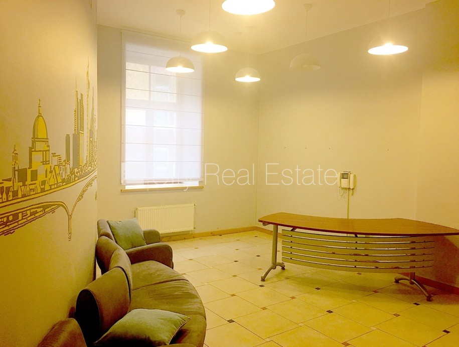 Sludinājumi. Fasādes māja, renovēta māja, ieeja no ielas, kāpņu telpa pēc kapitālā remonta, logi vērsti uz Cena: 2700 EUR/mēn Foto #2