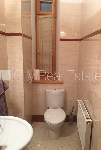 Sludinājumi. Fasādes māja, renovēta māja, ieeja no ielas, kāpņu telpa pēc kapitālā remonta, logi vērsti uz Cena: 2700 EUR/mēn Foto #6