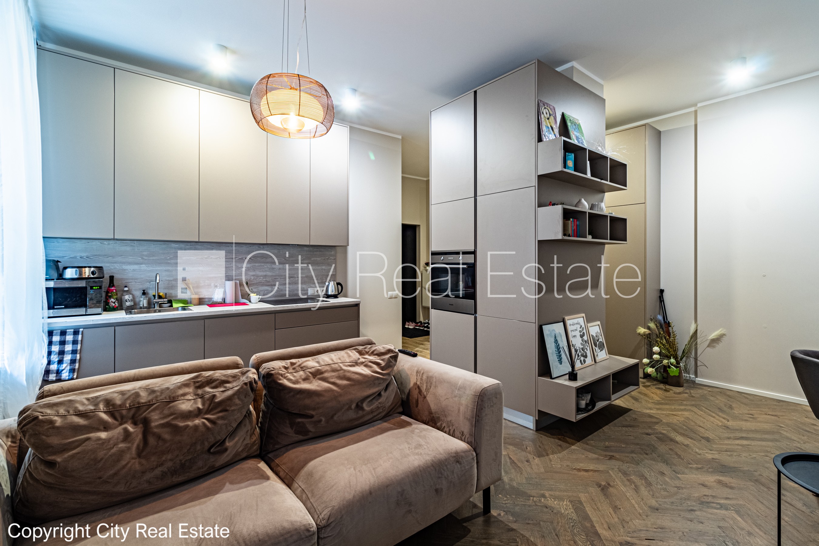 Sludinājumi. Fasādes māja, renovēta māja, vieta automašīnai, ieeja no ielas un pagalma, logi vērsti mājas abās Cena: 165000 EUR Foto #1