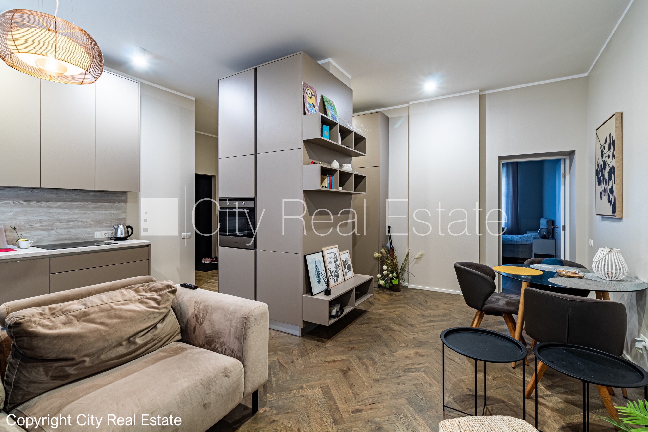 Sludinājumi. Fasādes māja, renovēta māja, vieta automašīnai, ieeja no ielas un pagalma, logi vērsti mājas abās Cena: 165000 EUR Foto #3