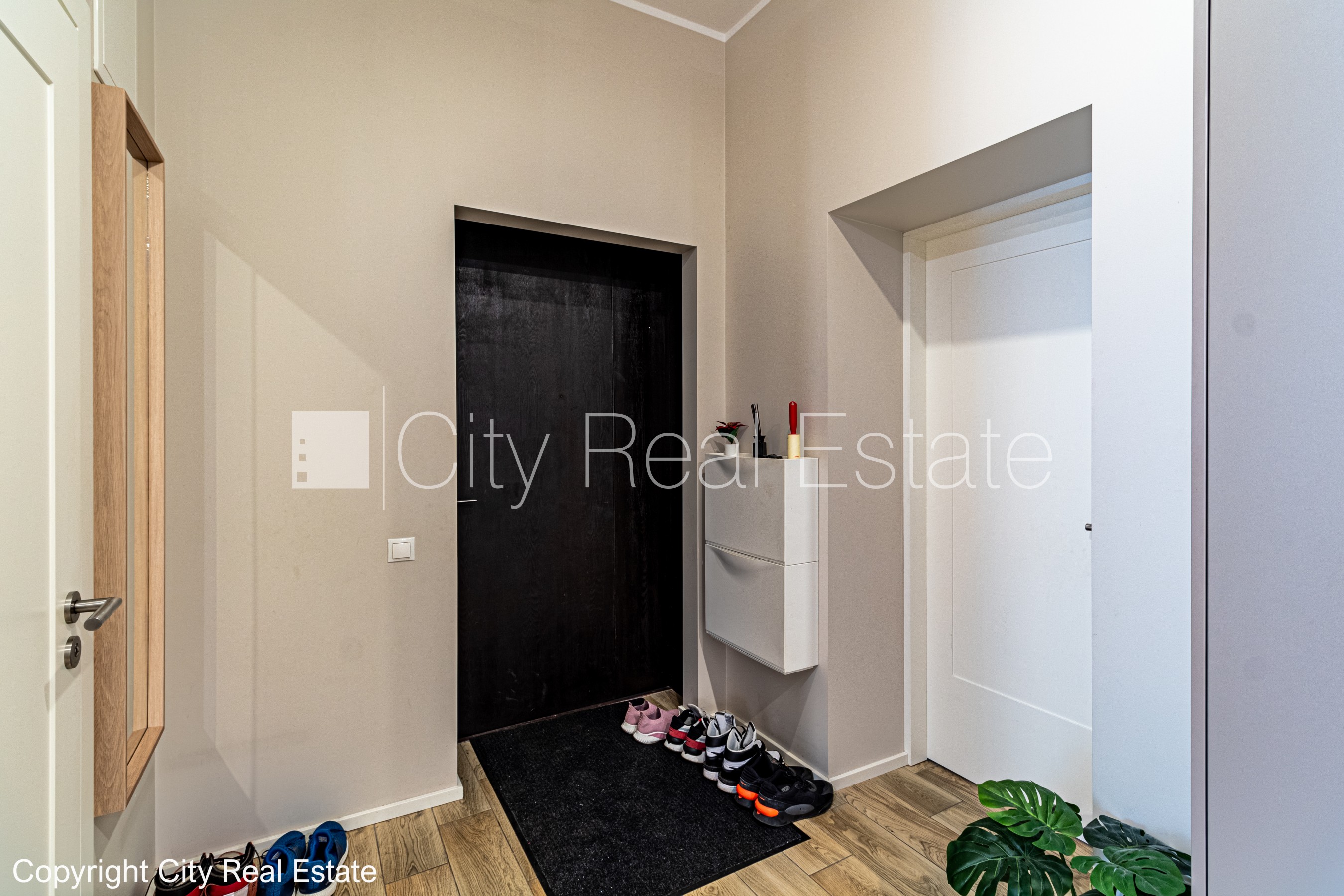 Sludinājumi. Fasādes māja, renovēta māja, vieta automašīnai, ieeja no ielas un pagalma, logi vērsti mājas abās Cena: 165000 EUR Foto #15