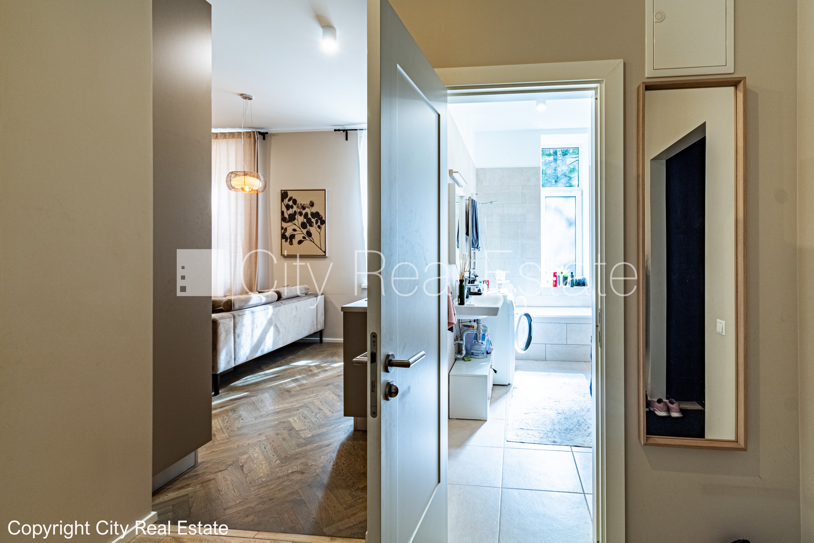 Sludinājumi. Fasādes māja, renovēta māja, vieta automašīnai, ieeja no ielas un pagalma, logi vērsti mājas abās Cena: 165000 EUR Foto #12