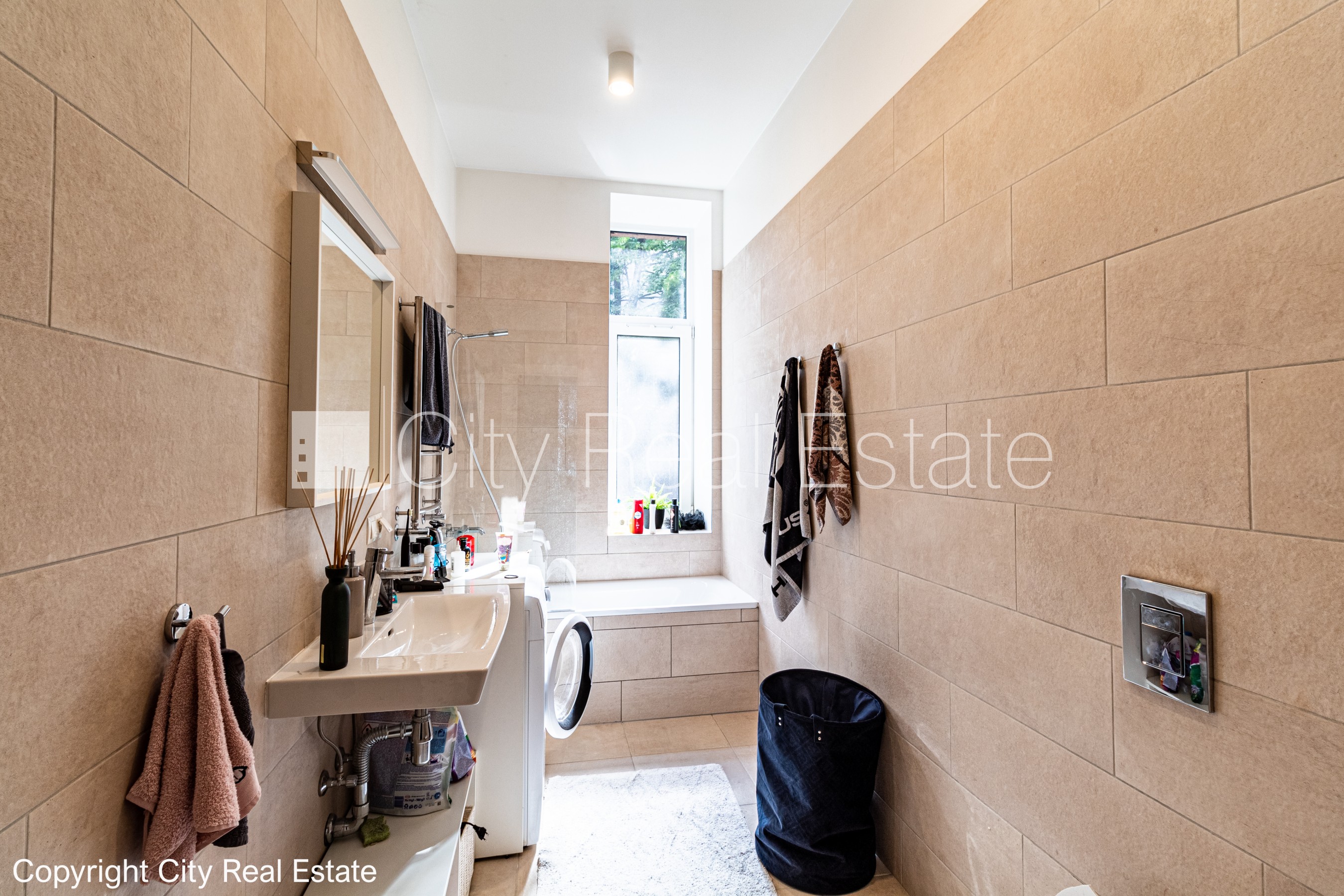 Sludinājumi. Fasādes māja, renovēta māja, vieta automašīnai, ieeja no ielas un pagalma, logi vērsti mājas abās Cena: 165000 EUR Foto #13