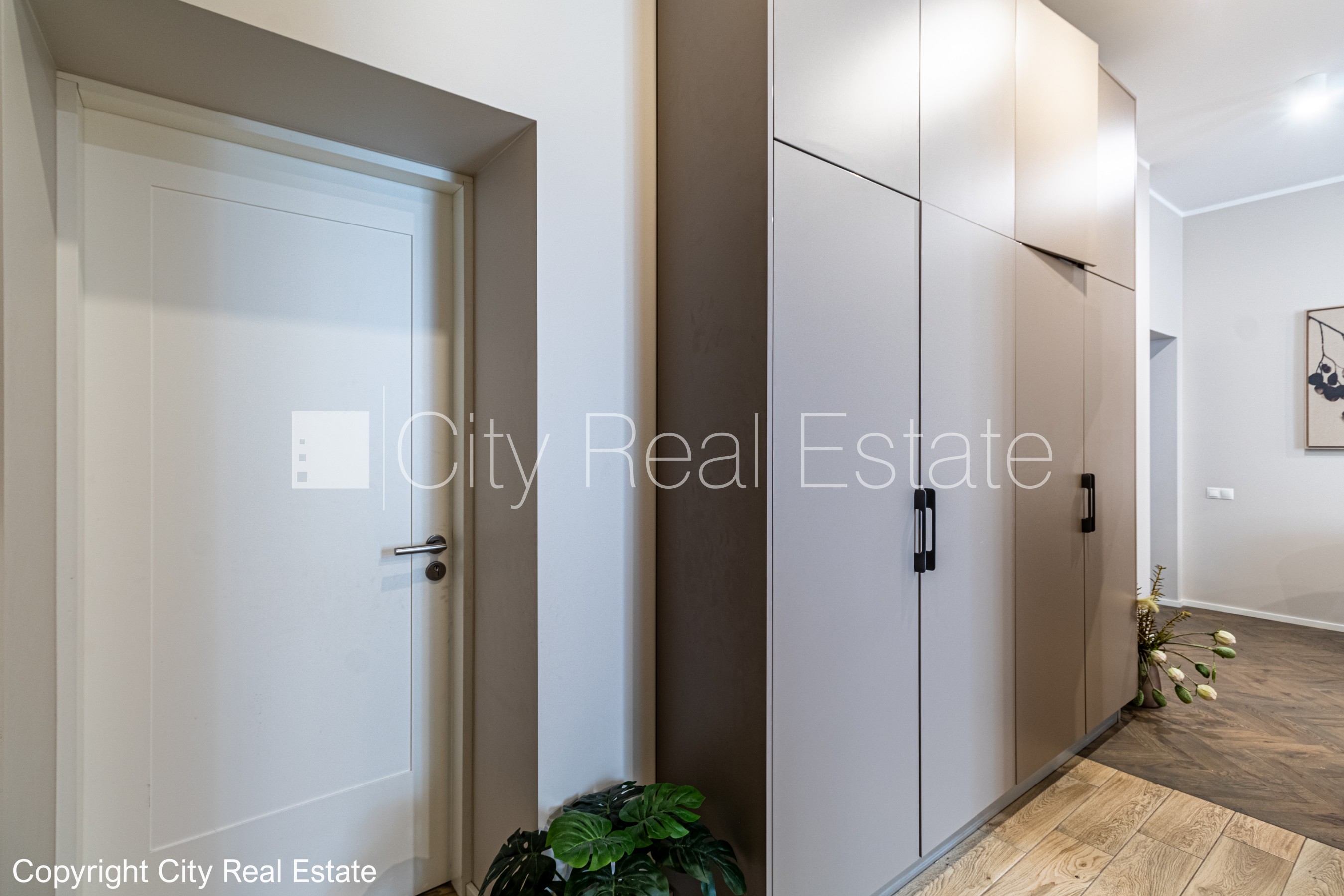 Sludinājumi. Fasādes māja, renovēta māja, vieta automašīnai, ieeja no ielas un pagalma, logi vērsti mājas abās Cena: 165000 EUR Foto #7