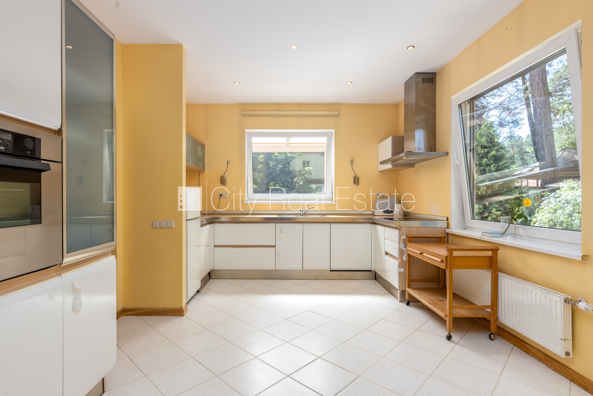 Sludinājumi. Privātmāja, renovēta māja, labiekārtota apzaļumota teritorija, teritorijas iebrauktuves vārti Cena: 540000 EUR Foto #3