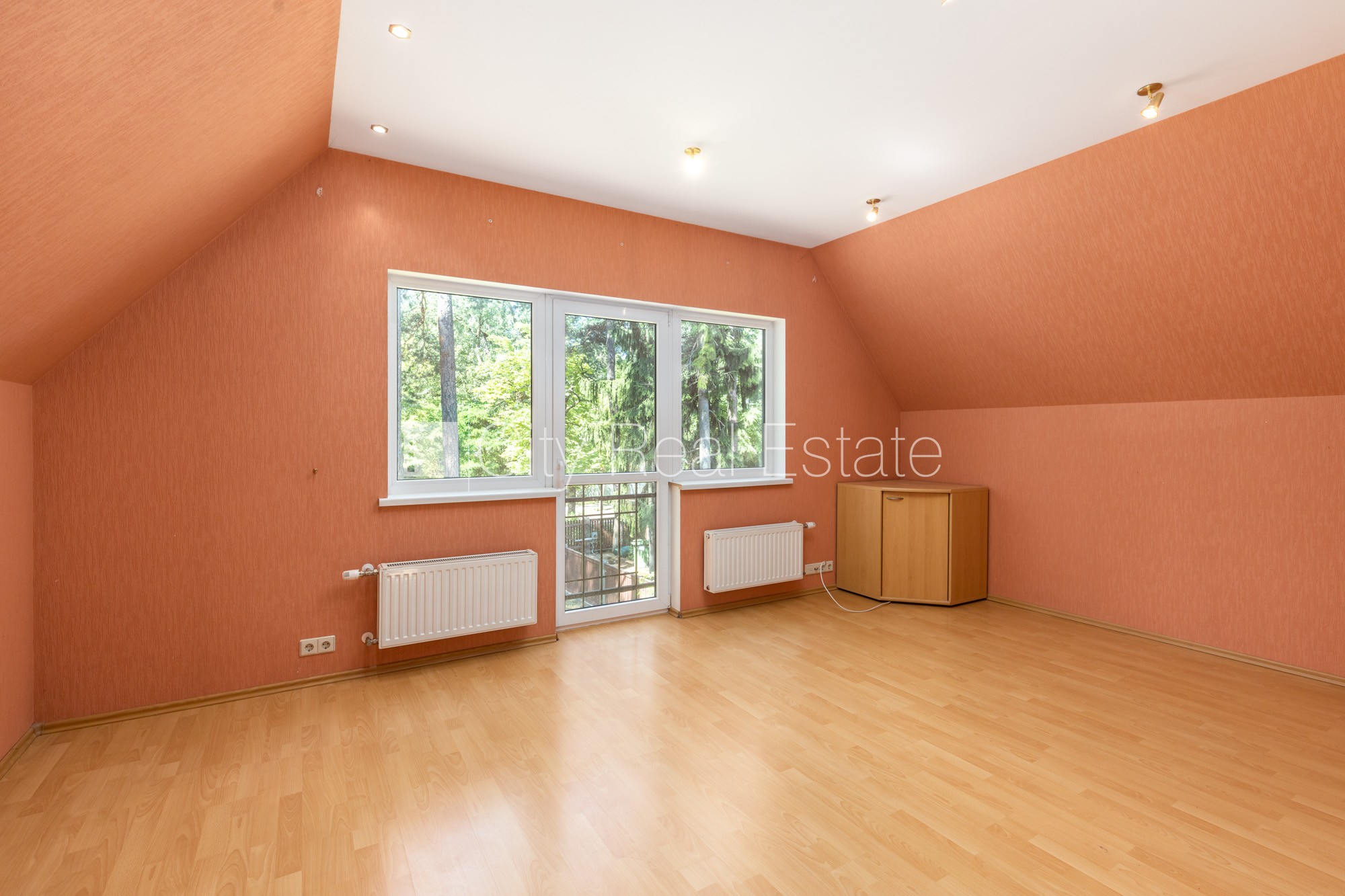 Sludinājumi. Privātmāja, renovēta māja, labiekārtota apzaļumota teritorija, teritorijas iebrauktuves vārti Cena: 540000 EUR Foto #13