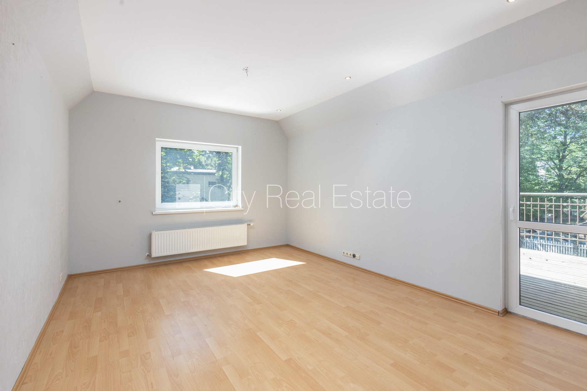 Sludinājumi. Privātmāja, renovēta māja, labiekārtota apzaļumota teritorija, teritorijas iebrauktuves vārti Cena: 540000 EUR Foto #22