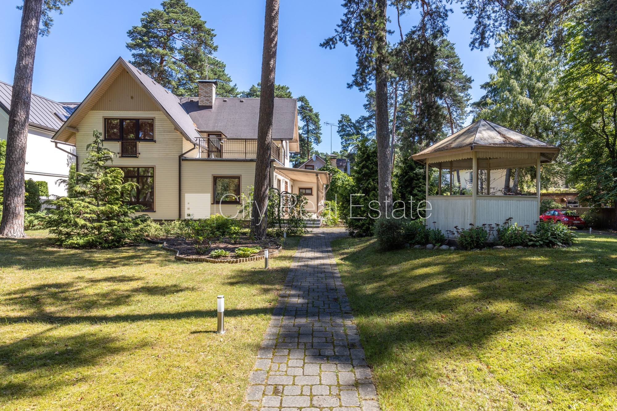 Sludinājumi. Privātmāja, renovēta māja, labiekārtota apzaļumota teritorija, teritorijas iebrauktuves vārti Cena: 540000 EUR Foto #1