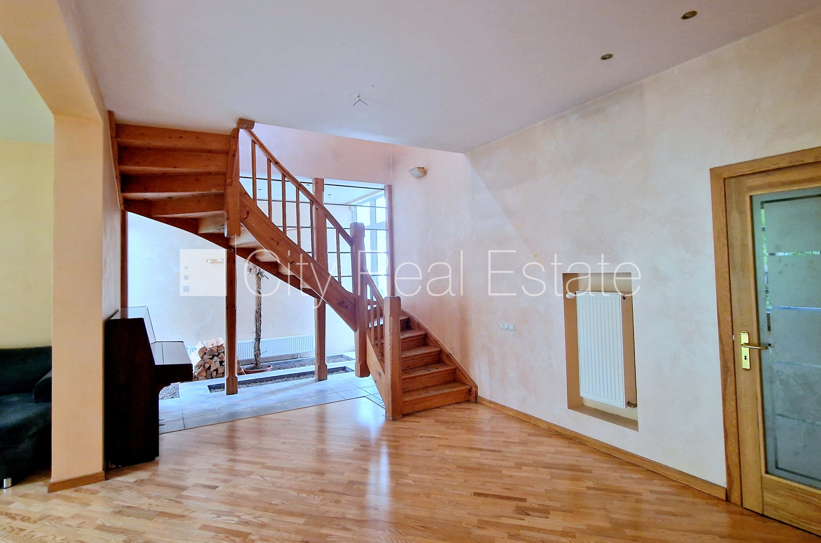 Sludinājumi. Privātmāja, renovēta māja, labiekārtota apzaļumota teritorija, teritorijas iebrauktuves vārti Cena: 540000 EUR Foto #11