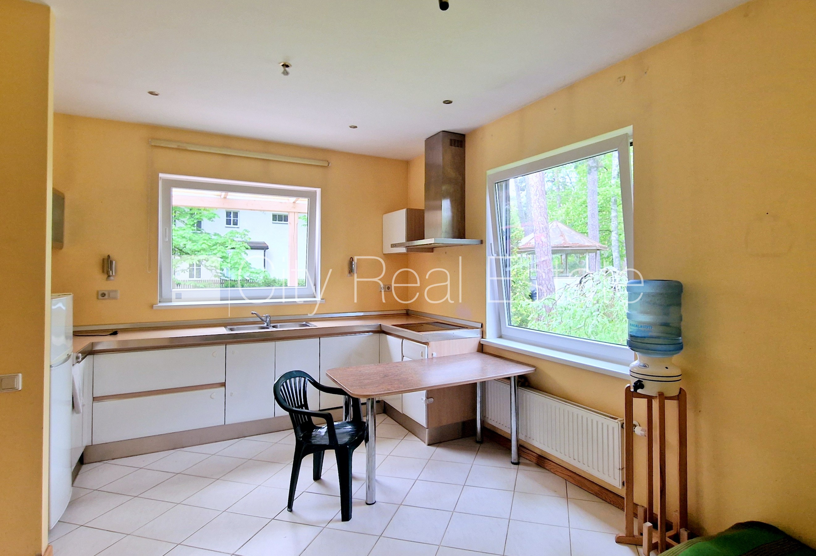 Sludinājumi. Privātmāja, renovēta māja, labiekārtota apzaļumota teritorija, teritorijas iebrauktuves vārti Cena: 540000 EUR Foto #4