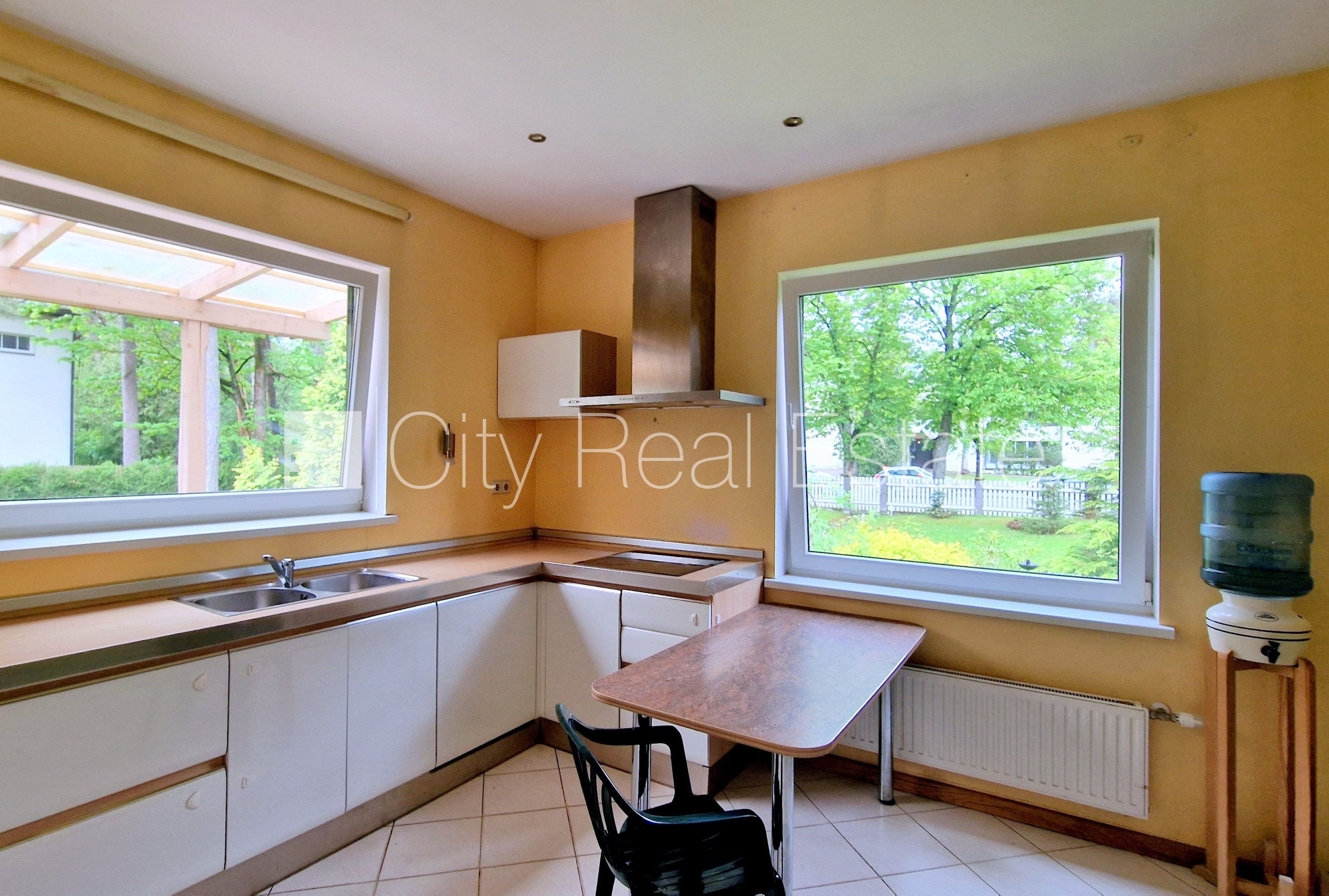 Sludinājumi. Privātmāja, renovēta māja, labiekārtota apzaļumota teritorija, teritorijas iebrauktuves vārti Cena: 540000 EUR Foto #5