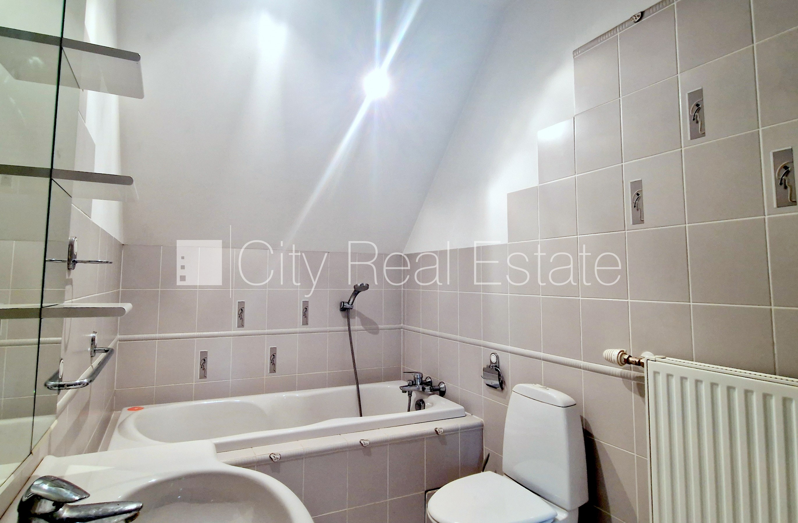 Sludinājumi. Privātmāja, renovēta māja, labiekārtota apzaļumota teritorija, teritorijas iebrauktuves vārti Cena: 540000 EUR Foto #15