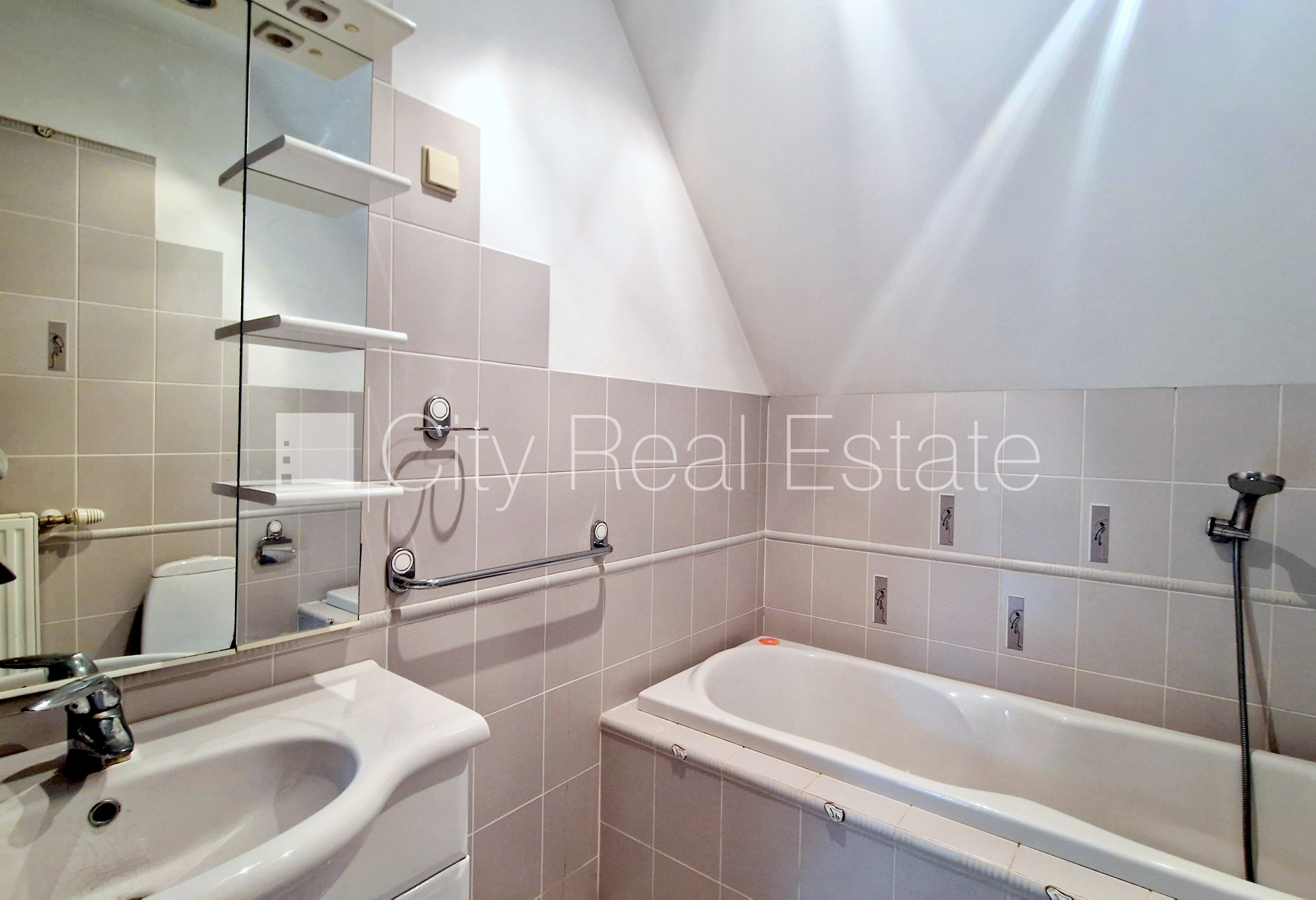 Sludinājumi. Privātmāja, renovēta māja, labiekārtota apzaļumota teritorija, teritorijas iebrauktuves vārti Cena: 540000 EUR Foto #16