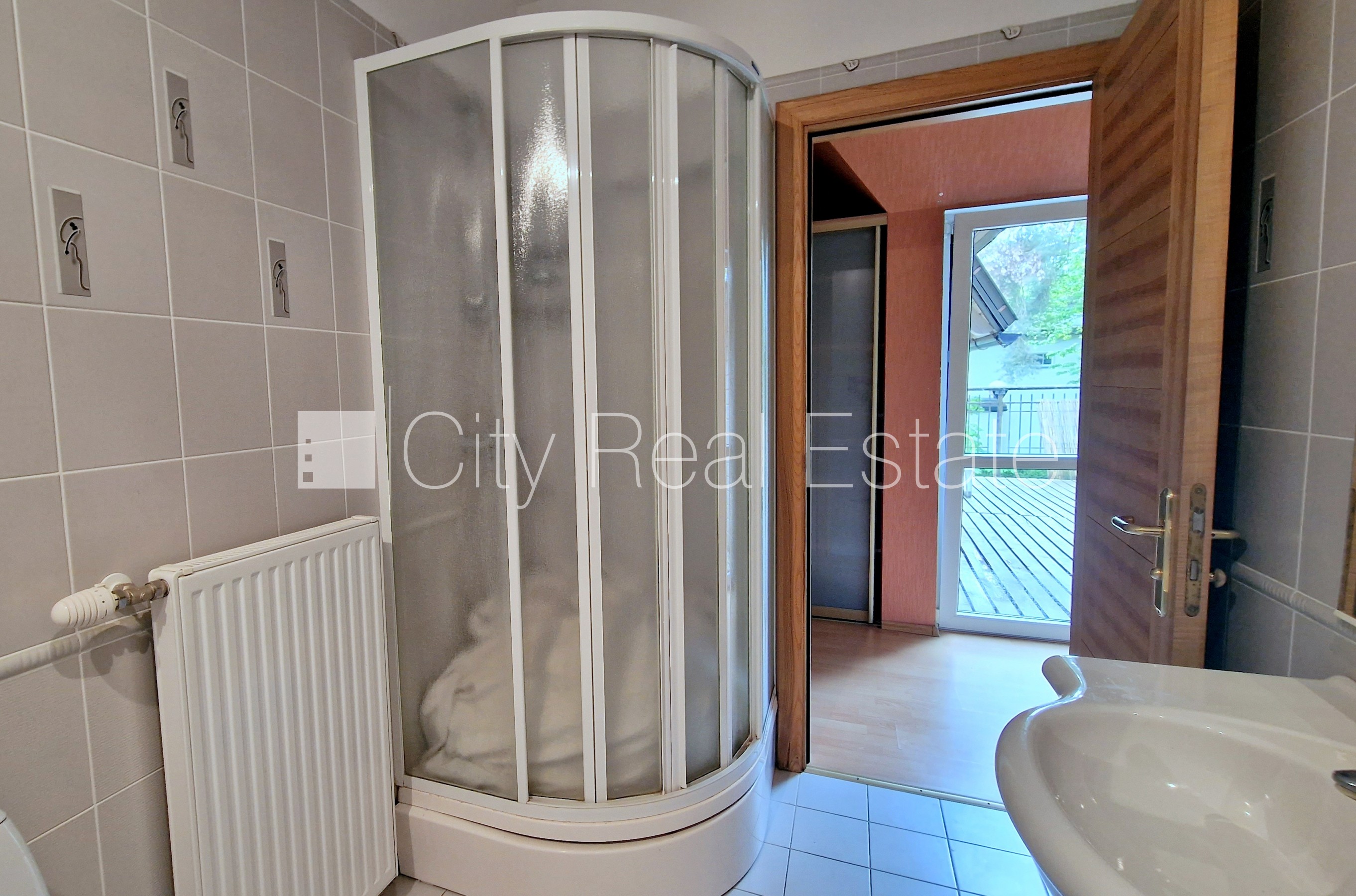 Sludinājumi. Privātmāja, renovēta māja, labiekārtota apzaļumota teritorija, teritorijas iebrauktuves vārti Cena: 540000 EUR Foto #14