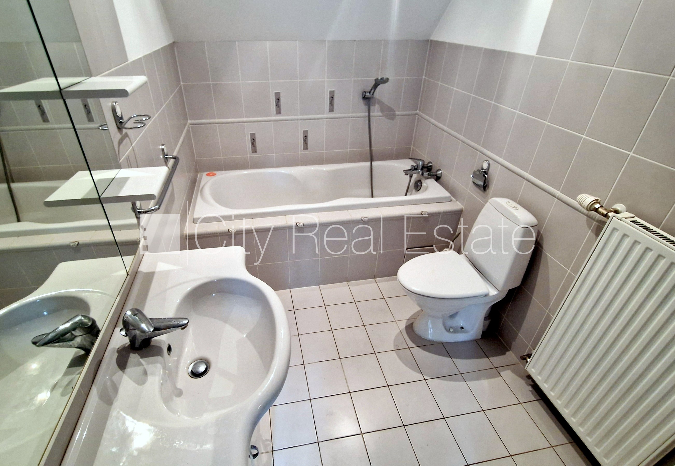 Sludinājumi. Privātmāja, renovēta māja, labiekārtota apzaļumota teritorija, teritorijas iebrauktuves vārti Cena: 540000 EUR Foto #17