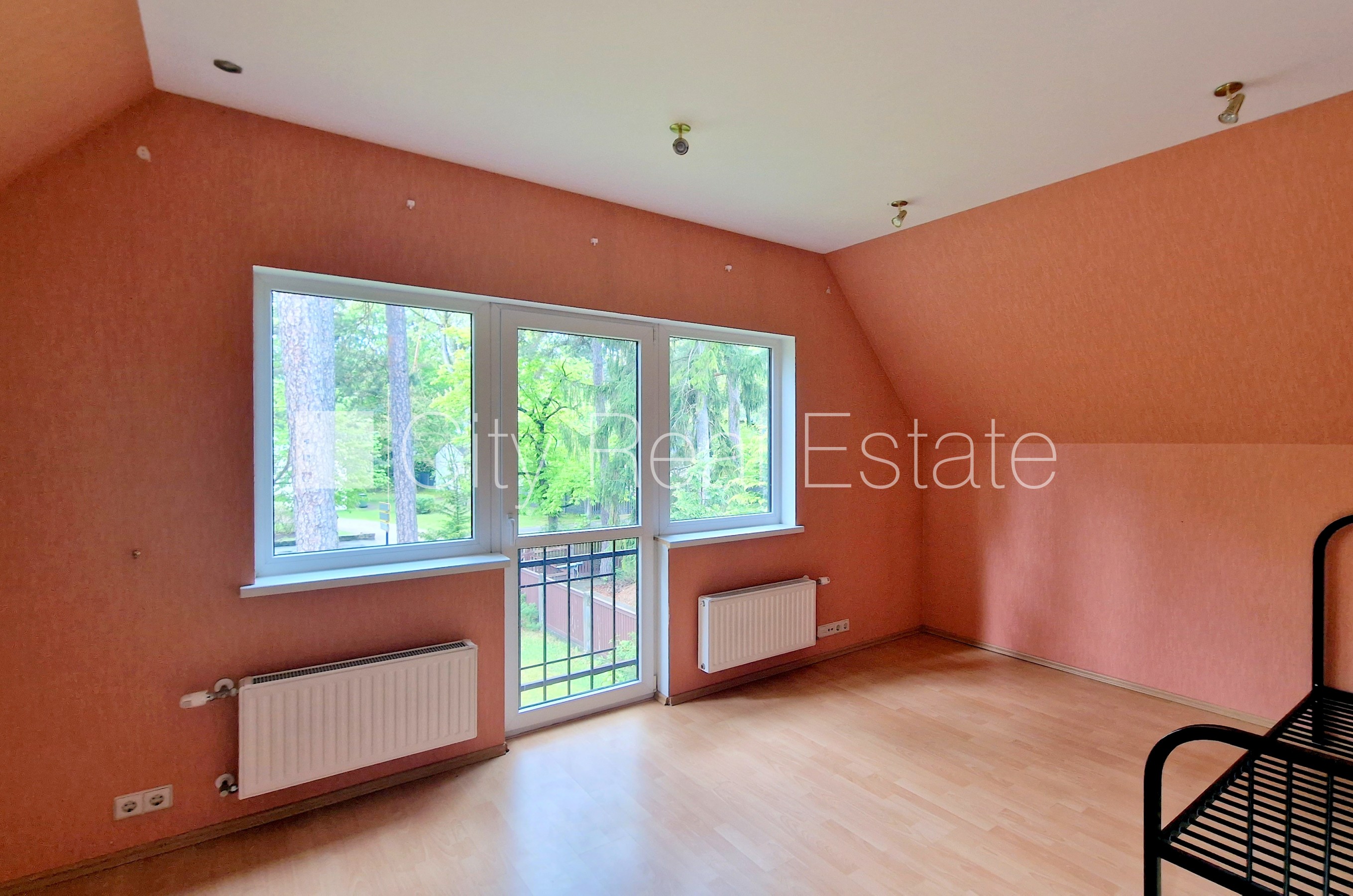 Sludinājumi. Privātmāja, renovēta māja, labiekārtota apzaļumota teritorija, teritorijas iebrauktuves vārti Cena: 540000 EUR Foto #20