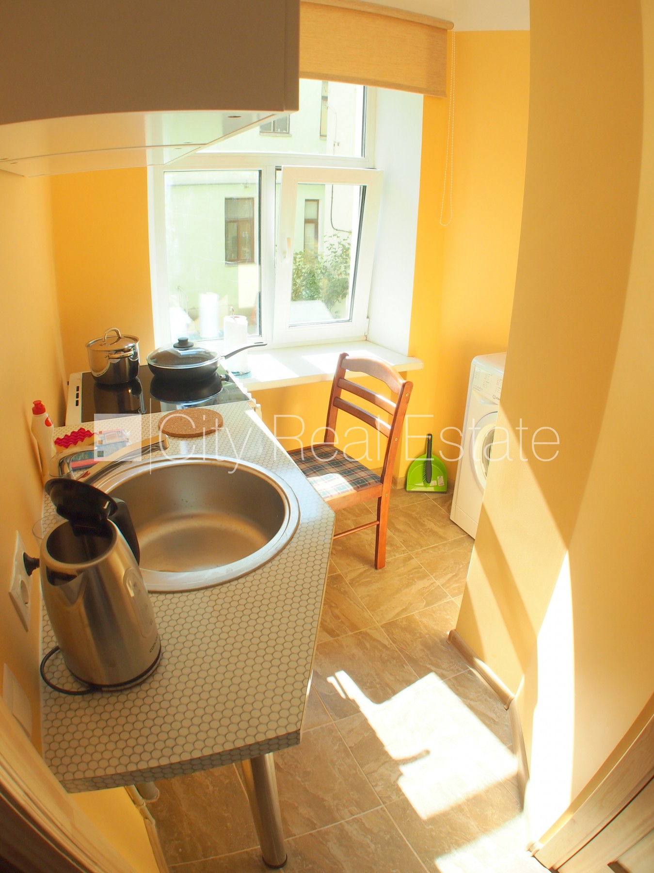 Sludinājumi. Fasādes māja, ieeja no ielas, logi vērsti uz pagalma pusi, istaba izolēta, virtuve, augstie Cena: 230 EUR/mēn Foto #5