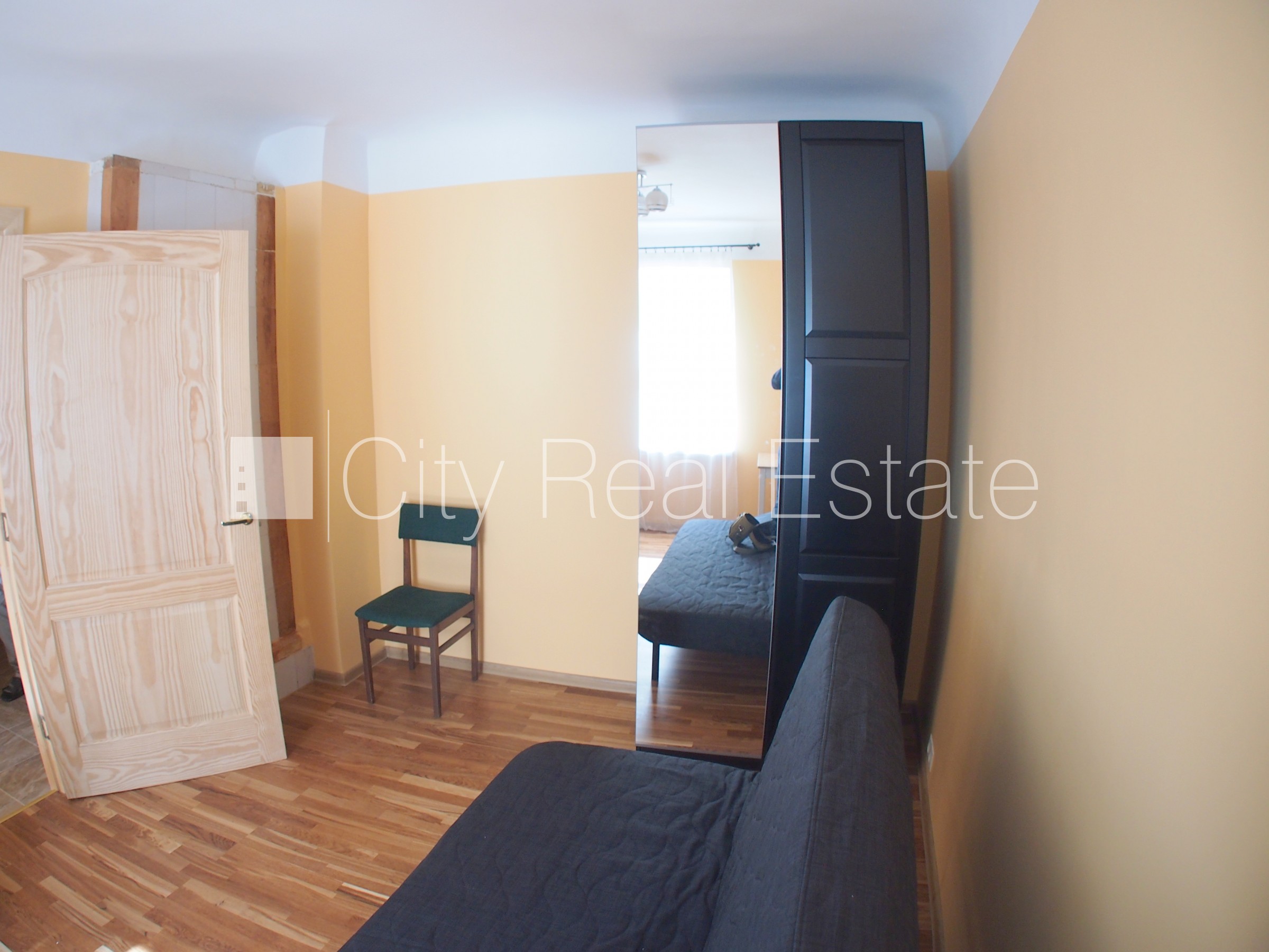 Sludinājumi. Fasādes māja, ieeja no ielas, logi vērsti uz pagalma pusi, istaba izolēta, virtuve, augstie Cena: 230 EUR/mēn Foto #2