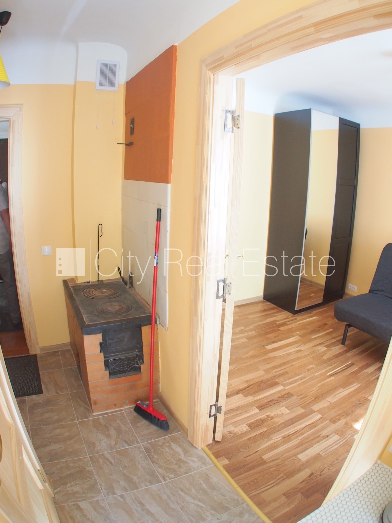 Sludinājumi. Fasādes māja, ieeja no ielas, logi vērsti uz pagalma pusi, istaba izolēta, virtuve, augstie Cena: 230 EUR/mēn Foto #7