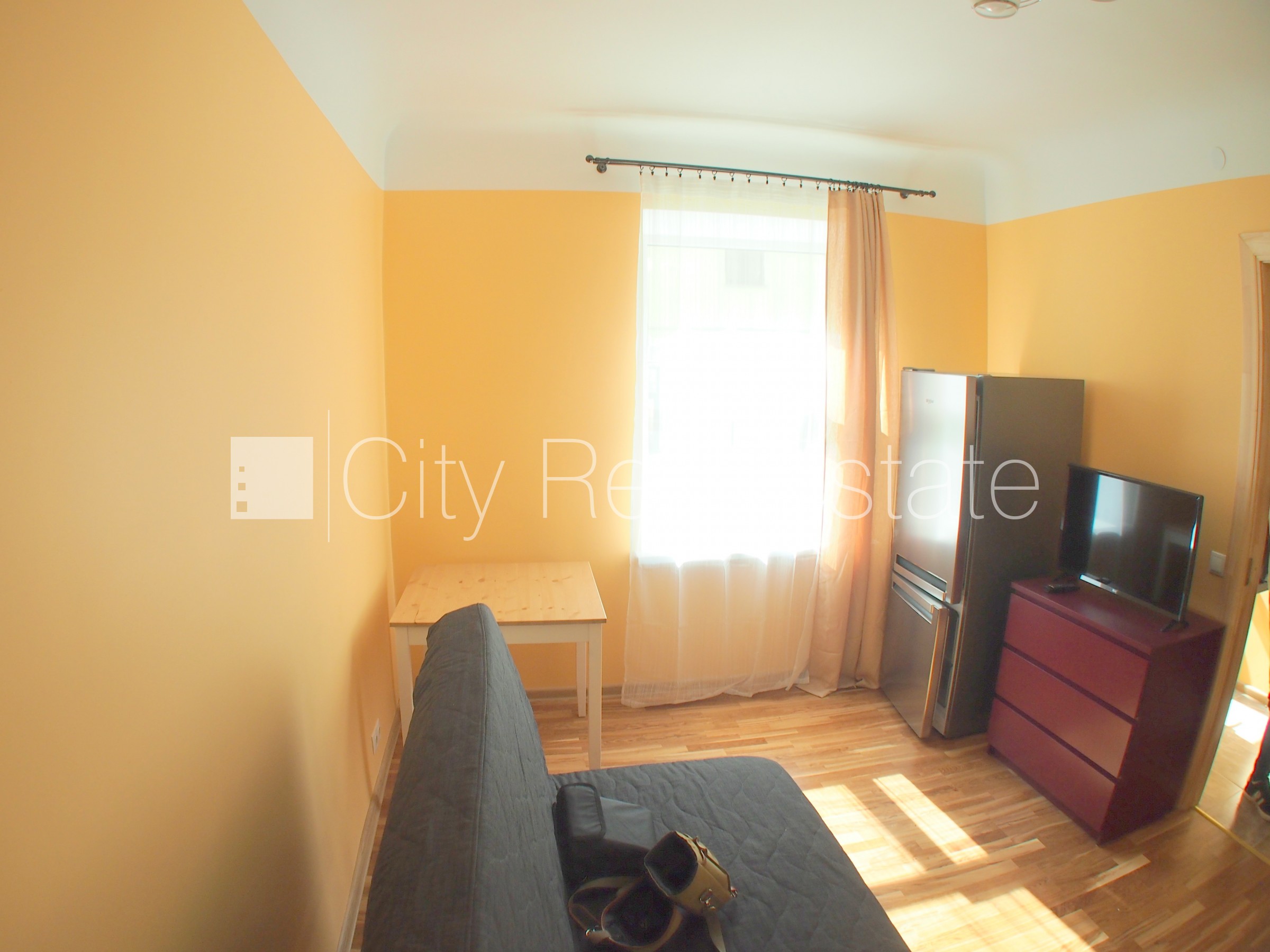 Sludinājumi. Fasādes māja, ieeja no ielas, logi vērsti uz pagalma pusi, istaba izolēta, virtuve, augstie Cena: 230 EUR/mēn Foto #4