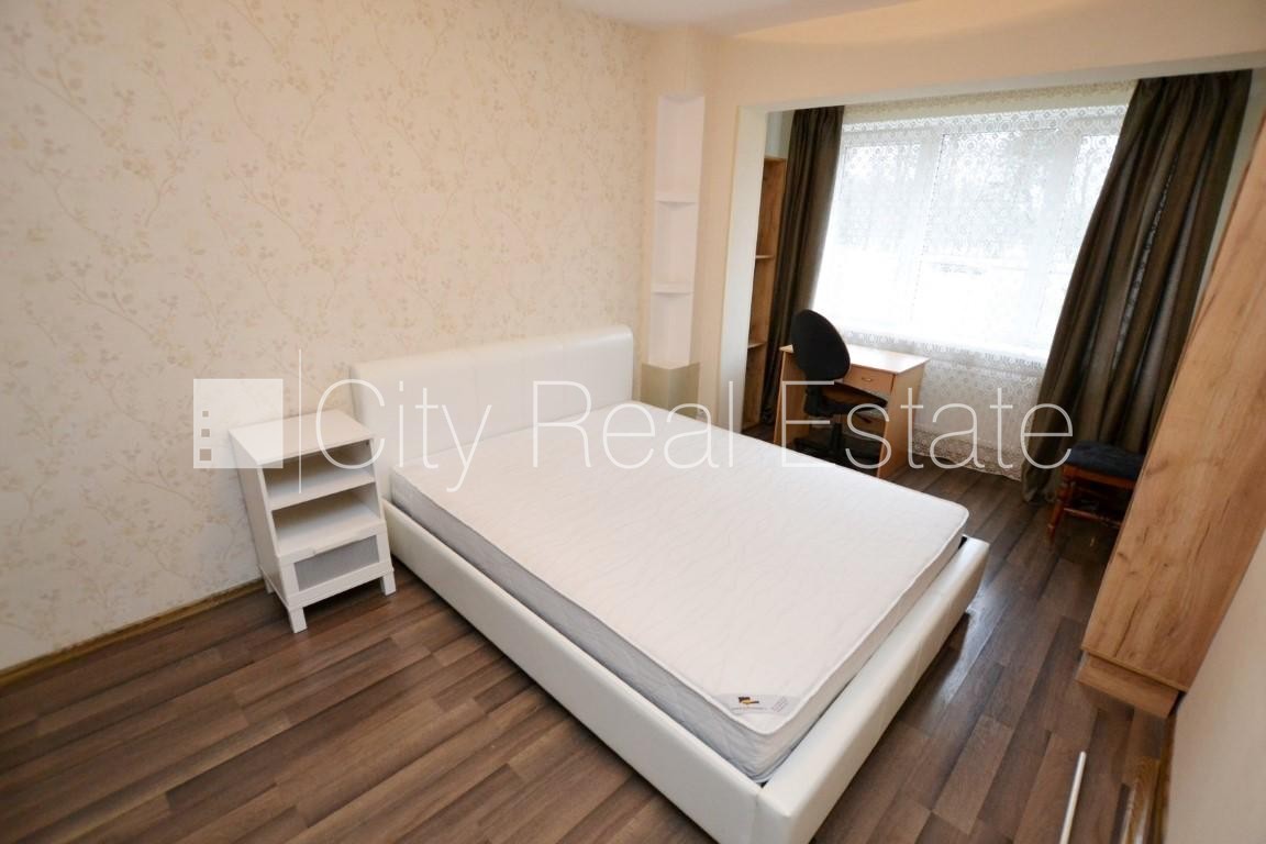 Sludinājumi. Pagalma māja, labiekārtota apzaļumota teritorija, vieta vairākām automašīnām, teritorijas Cena: 450 EUR/mēn Foto #3