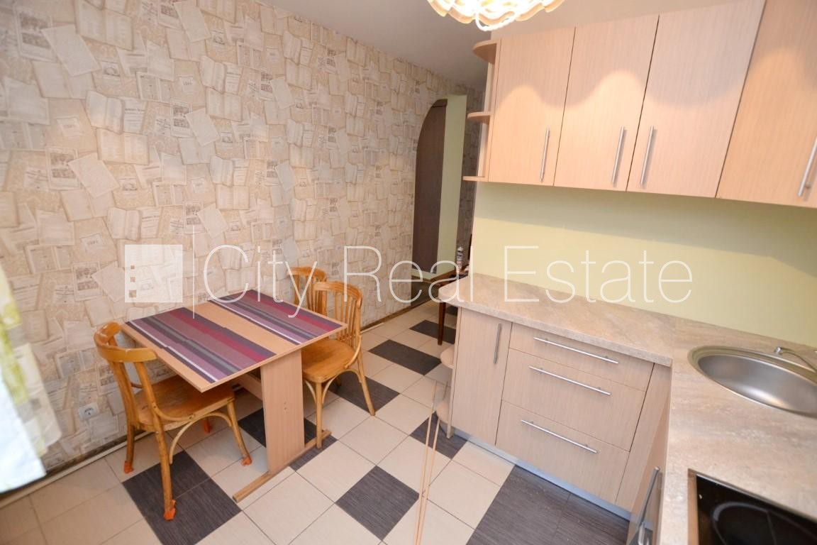 Sludinājumi. Pagalma māja, labiekārtota apzaļumota teritorija, vieta vairākām automašīnām, teritorijas Cena: 450 EUR/mēn Foto #10