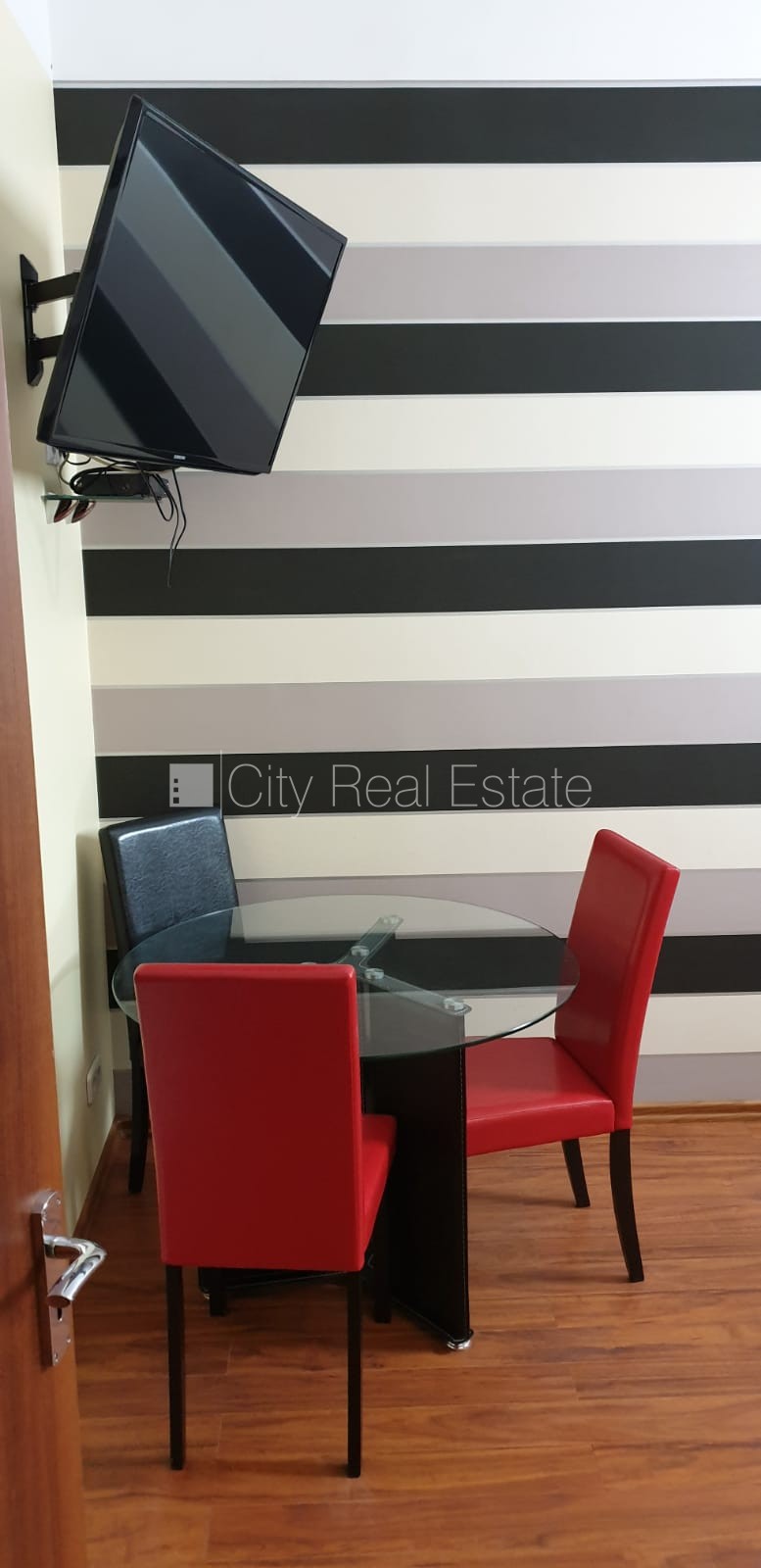 Объявление. Здание во дворе, реновированный дом, закрытый двор, объект охраняет физическая охрана, вход со Цена: 400 EUR/мес. Foto #3