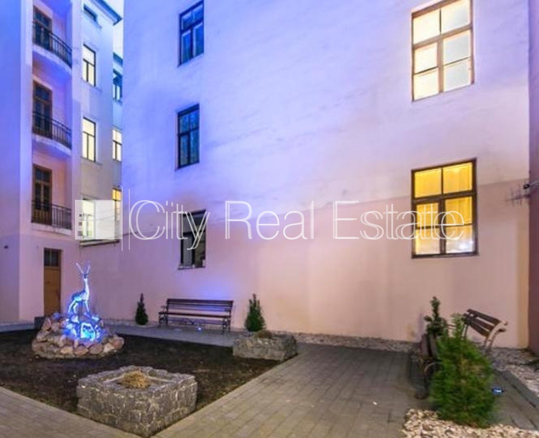 Объявление. Здание во дворе, реновированный дом, закрытый двор, объект охраняет физическая охрана, вход со Цена: 400 EUR/мес. Foto #16