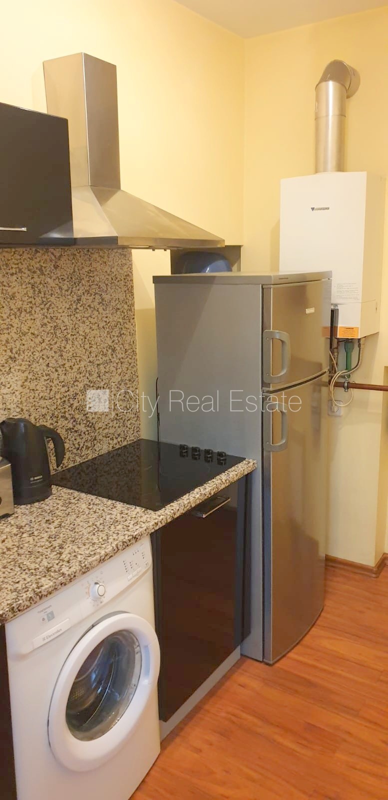 Объявление. Здание во дворе, реновированный дом, закрытый двор, объект охраняет физическая охрана, вход со Цена: 400 EUR/мес. Foto #5