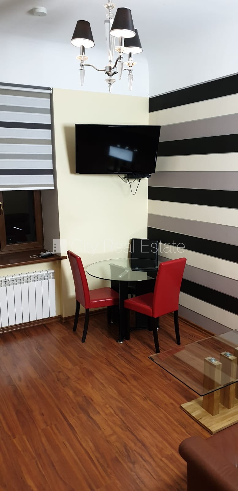 Объявление. Здание во дворе, реновированный дом, закрытый двор, объект охраняет физическая охрана, вход со Цена: 400 EUR/мес. Foto #4