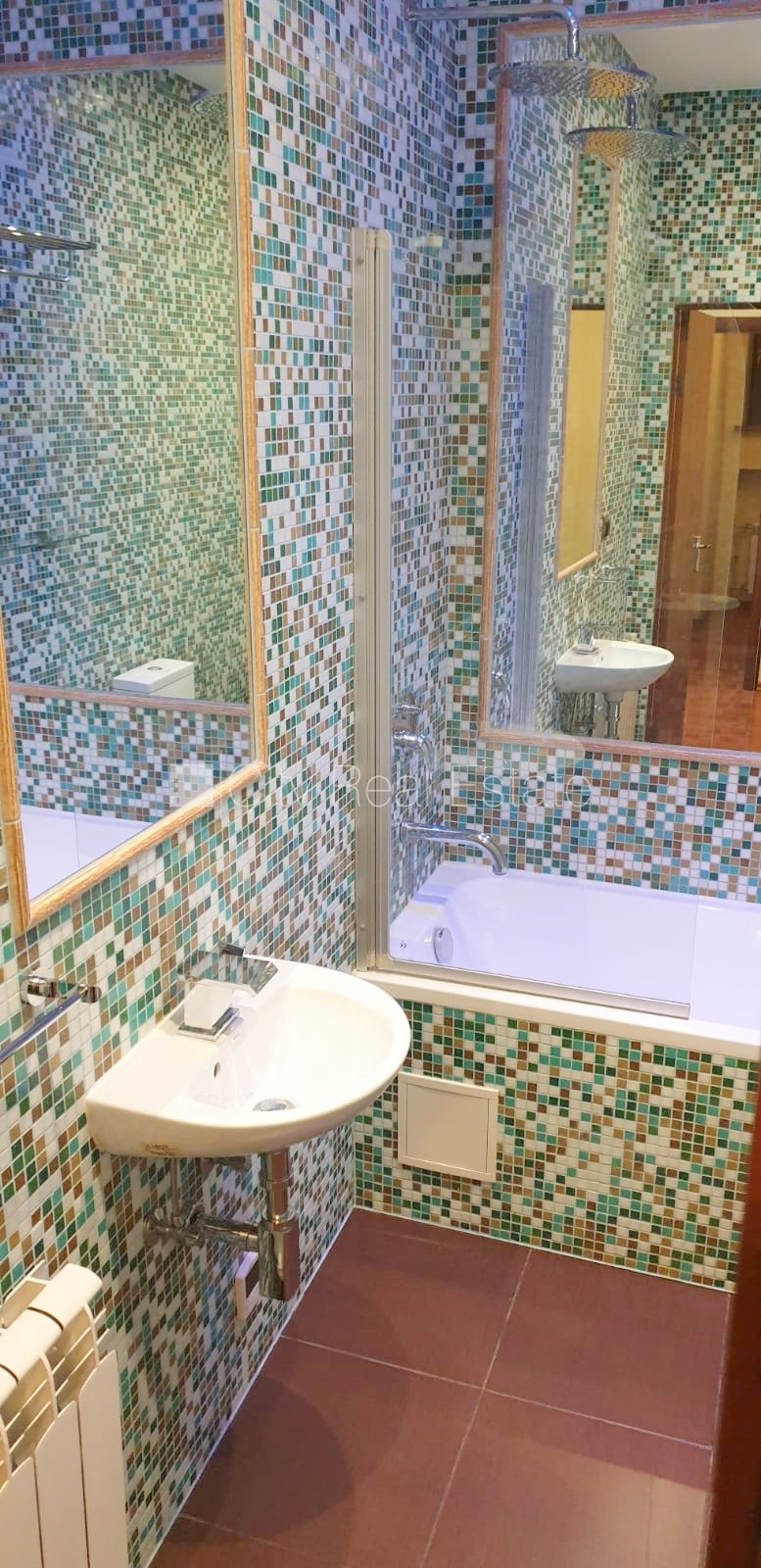 Объявление. Здание во дворе, реновированный дом, закрытый двор, объект охраняет физическая охрана, вход со Цена: 400 EUR/мес. Foto #10