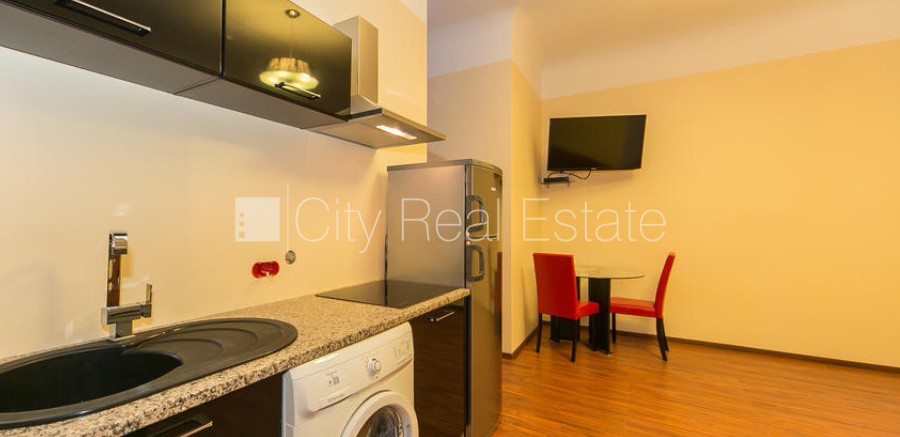 Объявление. Здание во дворе, реновированный дом, закрытый двор, объект охраняет физическая охрана, вход со Цена: 400 EUR/мес. Foto #2