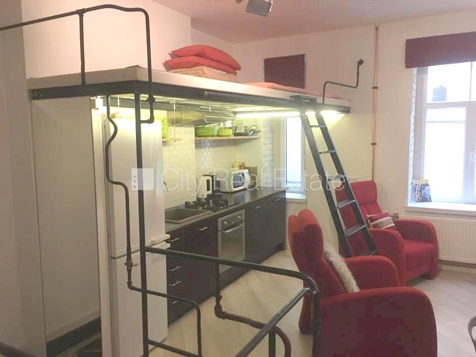 Sludinājumi. Pagalma ēka, renovēta māja, ieeja no pagalma, sauna, logi vērsti uz pagalma pusi, guļamistabu Cena: 1100 EUR/mēn Foto #2