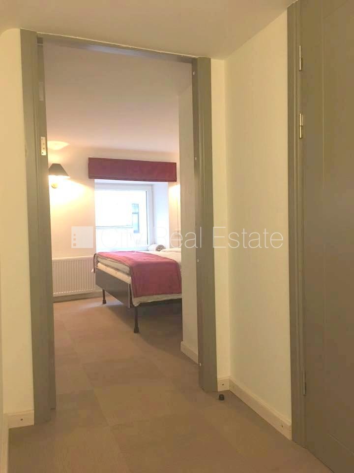 Sludinājumi. Pagalma ēka, renovēta māja, ieeja no pagalma, sauna, logi vērsti uz pagalma pusi, guļamistabu Cena: 1100 EUR/mēn Foto #7