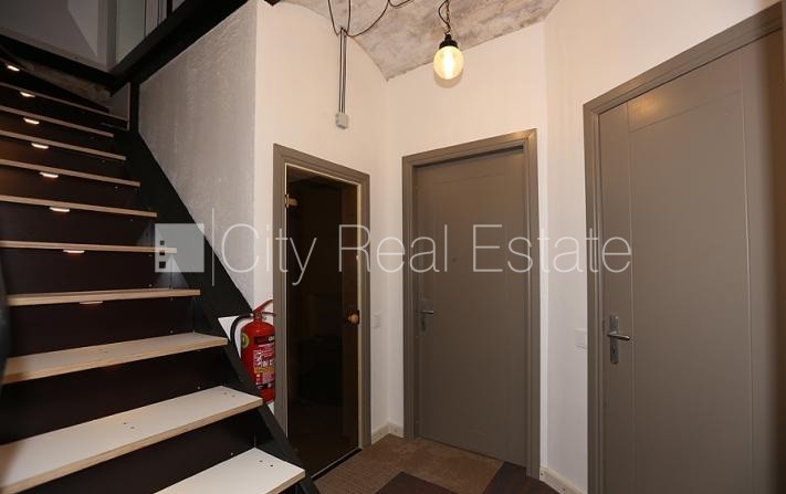 Sludinājumi. Pagalma ēka, renovēta māja, ieeja no pagalma, sauna, logi vērsti uz pagalma pusi, guļamistabu Cena: 1100 EUR/mēn Foto #11