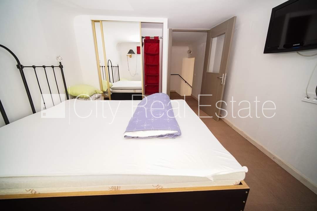 Sludinājumi. Pagalma ēka, renovēta māja, ieeja no pagalma, sauna, logi vērsti uz pagalma pusi, guļamistabu Cena: 1100 EUR/mēn Foto #8