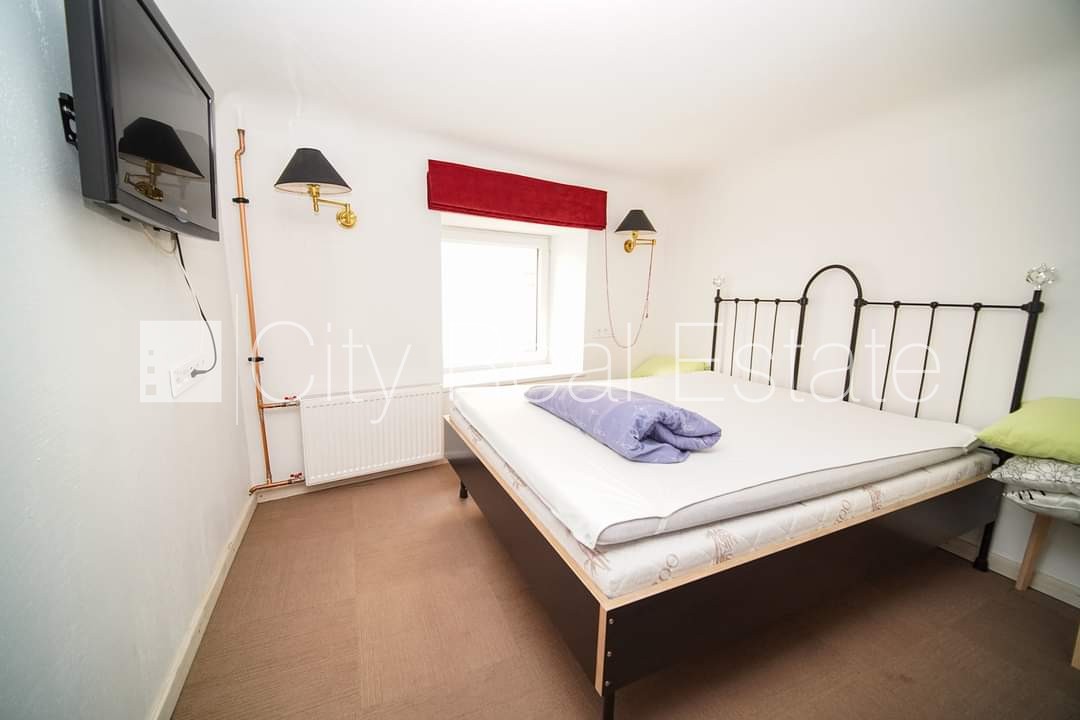 Sludinājumi. Pagalma ēka, renovēta māja, ieeja no pagalma, sauna, logi vērsti uz pagalma pusi, guļamistabu Cena: 1100 EUR/mēn Foto #5