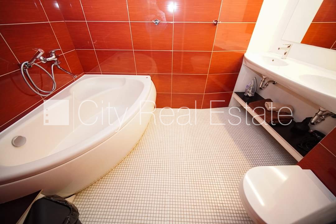 Sludinājumi. Pagalma ēka, renovēta māja, ieeja no pagalma, sauna, logi vērsti uz pagalma pusi, guļamistabu Cena: 1100 EUR/mēn Foto #15