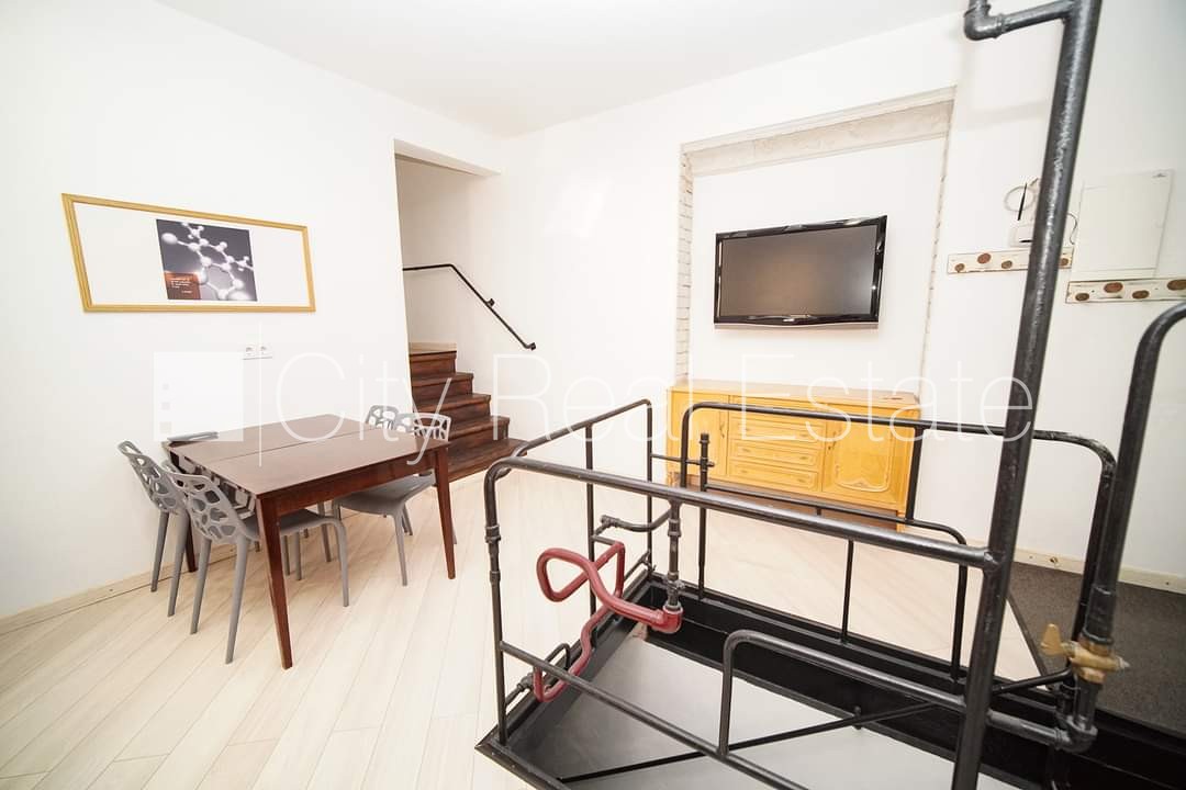 Sludinājumi. Pagalma ēka, renovēta māja, ieeja no pagalma, sauna, logi vērsti uz pagalma pusi, guļamistabu Cena: 1100 EUR/mēn Foto #6