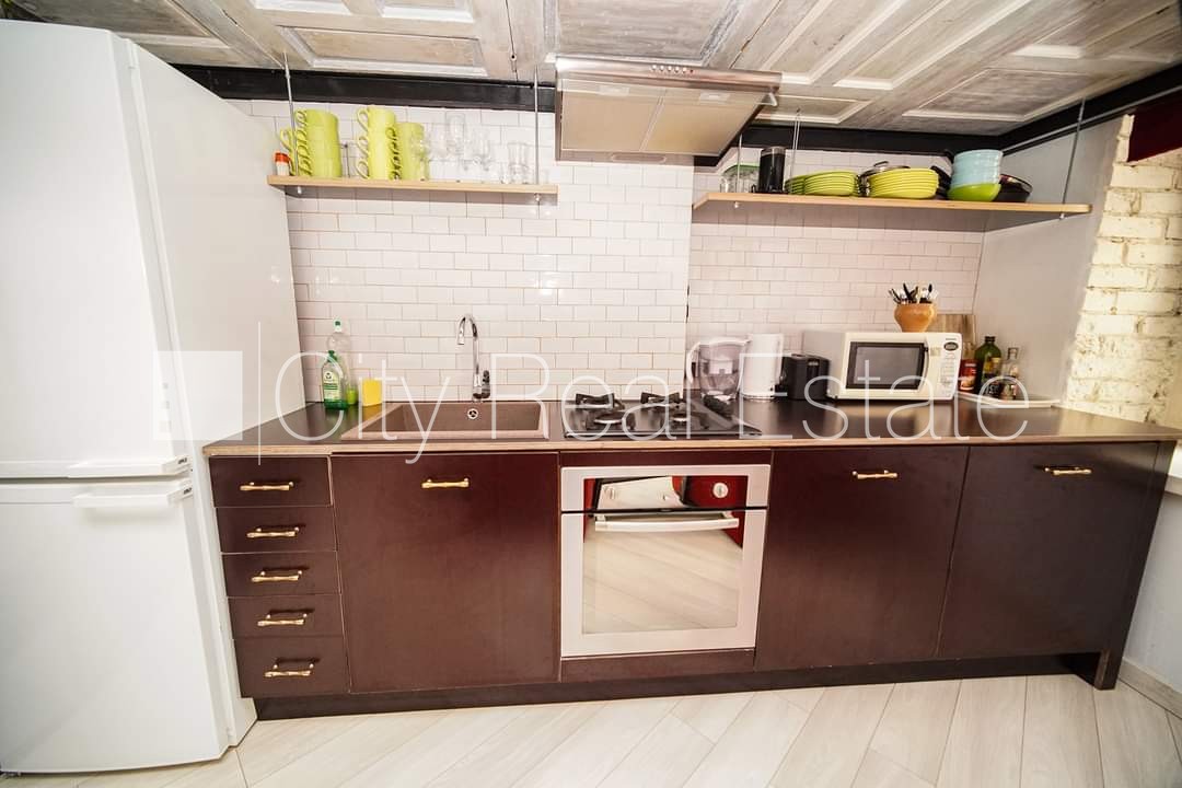 Sludinājumi. Pagalma ēka, renovēta māja, ieeja no pagalma, sauna, logi vērsti uz pagalma pusi, guļamistabu Cena: 1100 EUR/mēn Foto #4